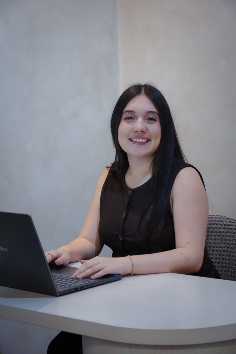 Luz Guzmán, recepcionista de Contexto Vital